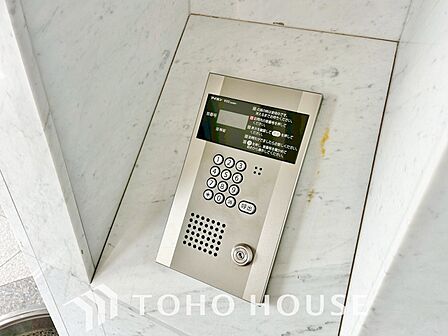 当マンションエントランスには、防犯対策の「オートロック」を採用。