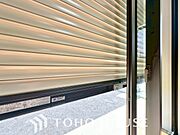 防犯機能のシャッターを完備しております。寒い冬でも中から開閉が可能ですのでラクラク便利。