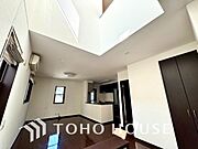 光が注がれる青い空から鮮やかに赤色にゆっくりと染まる。そんな優しい時間がここでは流れてゆく。
