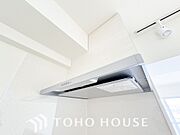 見た目すっきりのスリムタイプのレンジフード。掃除のし易さも◎です。