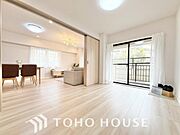 2WAY利用ができるリビング隣接の洋室。スライドドアを開放し大型リビングとしてもお使いいただけます。