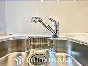 ワンタッチで浄水と原水を切り替えできる浄水器一体型水栓は水道水に含まれる有害物質を除去してくれます。