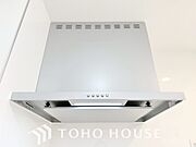 昨今主流のスリムタイプのレンジフード。スタイリッシュな見た目からインテリアとしても人気がある型です。