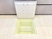 食品ストックや非常食・保存食の保管庫として活用できます。住まいの床下点検口としての役割もあります。