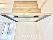 キッチンの換気扇はスタイリッシュなデザインで、日々のお手入れもラクラクな仕様となっております。
