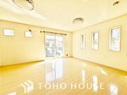 光と風があふれる開放的なリビングダイニングには自然と家族みんなが集まってきます。