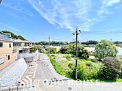 その豊かな眺望にふさわしい空間には、通風・採光にも優れ、心地よい光と風があふれています。