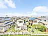 周辺：その豊かな眺望にふさわしい空間には、通風・採光にも優れ、心地よい光と風があふれています。