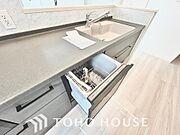 高温水や高圧水流を使う事で効率よく食器洗浄できます。殺菌効果も高いので哺乳瓶等を洗う際にも便利です。