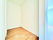 大容量のウォークインクローゼット。大きさ＆広さの感覚が画像では伝わりづらいので是非現地をご覧下さい。