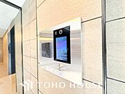 共用玄関にオートロックがあることで防犯効果が高まります。