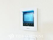 誰が来てもわかる様にモニター付きインターホンを設置。家事導線を考慮した個所に設置し、防犯性と利便性に優れ快適と安らぎを合わせた優しい設計。