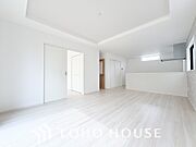 通風と採光を考慮したリビングは地域の鼓動を感じながらお寛ぎ頂くことが可能です。