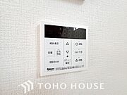 スイッチひとつで湯を浴槽に張ったり、保温や追い焚き機能を自動で行える便利なオートバスシステムを搭載。