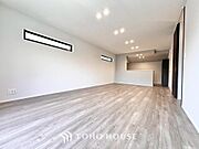 明るく穏やかな空気の中で飲んだり、食べたり、笑ったり。一日の中で多くの時間を過すことになるリビング。