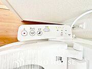 温水洗浄便座付。脱臭機能なども備え、快適な空間に。