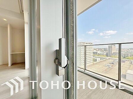 居室のサッシには高性能なペアガラスを採用しており、これにより高い断熱性を実現しています。