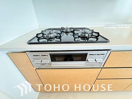 3口コンロは一度に複数のお料理を作ることができるメリットがあります。毎日のキッチンタイムを効率よく。