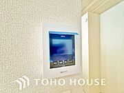 誰が来てもわかる様にモニター付きインターホンを設置。家事導線を考慮した個所に設置し、防犯性と利便性に優れ快適と安らぎを合わせた優しい設計。