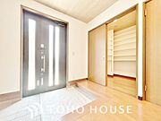 収納力たっぷりのシューズクローゼット。散らかりがちな玄関をすっきりと保てますね。