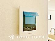 誰が来てもわかる様にモニター付きインターホンを設置。家事導線を考慮した個所に設置し、防犯性と利便性に優れ快適と安らぎを合わせた優しい設計。