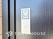 ボタンひとつで鍵の施錠・解錠が出来る設備。防犯対策への意識が高まっている最近では、補助錠として鍵穴のない電子錠を選ぶ方も増えています。