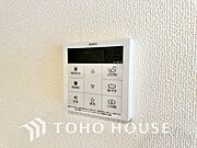 スイッチ1つで一定量の湯を浴槽に張ったり、保温や追い焚きをすることができる機能は何かと便利。