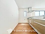 夫婦そろってキッチンに立っても調理がしやすく余裕の広さ。家事をしながら会話も弾みます。