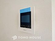 誰が来てもわかる様にモニター付きインターホンを設置。家事導線を考慮した個所に設置し、防犯性と利便性に優れ快適と安らぎを合わせた優しい設計。