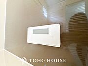 お風呂場と台所に操作リモコンがあり、キッチン近くにある給湯リモコンは、お料理の最中でもリビングで寛いでいるなかでもボタン一つで簡単に沸かせて便利ですね。