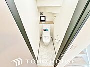 十分な広さと清潔感のあるカラーで纏まったおトイレ。時間に余裕とゆとりを持たせます。