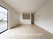 光が注がれる青い空から鮮やかに赤色にゆっくりと染まる。そんな優しい時間がここでは流れてゆく。