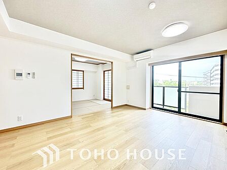 大型のテーブルやこだわりの家具も余裕を持って配置できる広々としたダイニング。リビングやキッチンとの一体感があり、様々なライフスタイルに合わせて自由なレイアウトを楽しめる、開放感に満ちた憩いの空間です。