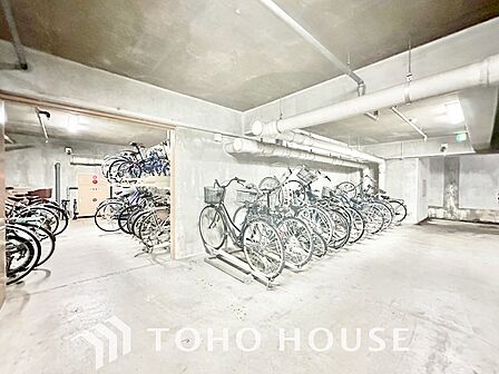 雨除けを完備した共用部駐輪場。大切な自転車を雨風から守り、劣化を防ぎます。綺麗に整理整頓された空間は、管理体制の良さと、居住者のマナーの高さを象徴。日々の使いやすさと安心感を兼ね備えた快適な設備です。
