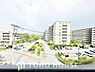 周辺：豊かな眺望にふさわしい空間には、優れた通風と採光により、心地よい光と風があふれています。圧倒的な開放感と、四季の移ろいを肌で感じる贅沢な住み心地。この地ならではの特別な情景を、ぜひ現地でご体感下さい。