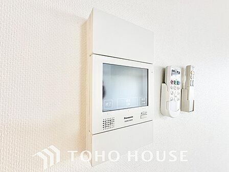 「見える安心」を実現するＴＶモニター付きインターホンを設置。来訪者の顔を室内から一目で確認できるため、防犯性が高く、お子様の留守番時も安心です。家族の安全を守る確かな配慮を、ぜひ現地でお確かめ下さい。