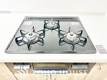 一度に複数のお料理を並行して作れる、便利な3口コンロを採用。毎日のキッチンタイムを大幅に効率化し、忙しい時間帯の家事をサポートします。料理がもっと楽しくなる、機能的で使いやすい設備を現地でご覧下さい。
