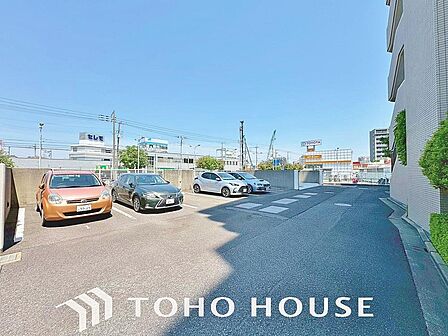 敷地内駐車場(空き状況、料金等についてはお気軽にお問合せください。)