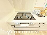 3口コンロは一度に複数のお料理を作ることができるメリットがあります。毎日のキッチンタイムを効率よく。
