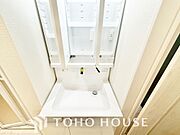 洗面台には三面鏡を採用。鏡の後ろに収納スペースを設ける事により洗面台周りもすっきりします。