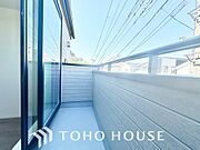 通風・採光に優れ、心地よい光と風があふれています。優しい陽射しが差し込むバルコニーとなっております。