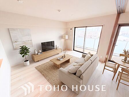 造りこんだ空間演出の妙が生み出す光と質のハーモニーは、この住宅のクオリティの良さを深く実感させてくれます。洗練された意匠が織りなす、贅沢で心地よい日々の暮らしをご体感ください。※家具・家電はＣＧです。