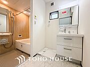 手で洗いたい大切な服など、広く使えると助かる洗面台は汚れの付きにくい形状と素材で造られております。