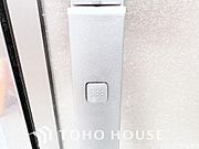 ICチップを用いたカードキー等で玄関扉の施錠＆解錠が出来る設備。最近は鍵穴の無いドアも増えてます。