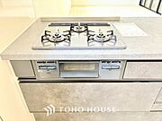 3口コンロは一度に複数のお料理を作ることができるメリットがあります。毎日のキッチンタイムを効率よく。