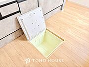 キッチン下部に設けた床下収納。缶詰のストックや非常食、梅酒や味噌などの保存食入れとして利用可です。