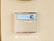 お風呂場と台所に操作リモコンがあり、キッチン近くにある給湯リモコンは、お料理の最中でもリビングで寛いでいるなかでもボタン一つで簡単に沸かせて便利ですね。