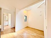 一日の中で多くの時間を過すことになるリビング。爽やかな通風と採光を存分に感じる事が出来る空間です。