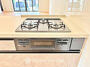 3口コンロは一度に複数のお料理を作ることができるメリットがあります。毎日のキッチンタイムを効率よく。
