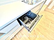 ビルトイン食洗機。高温のお湯や高圧水流を使うことにより汚れを効果的に落とすことができます。